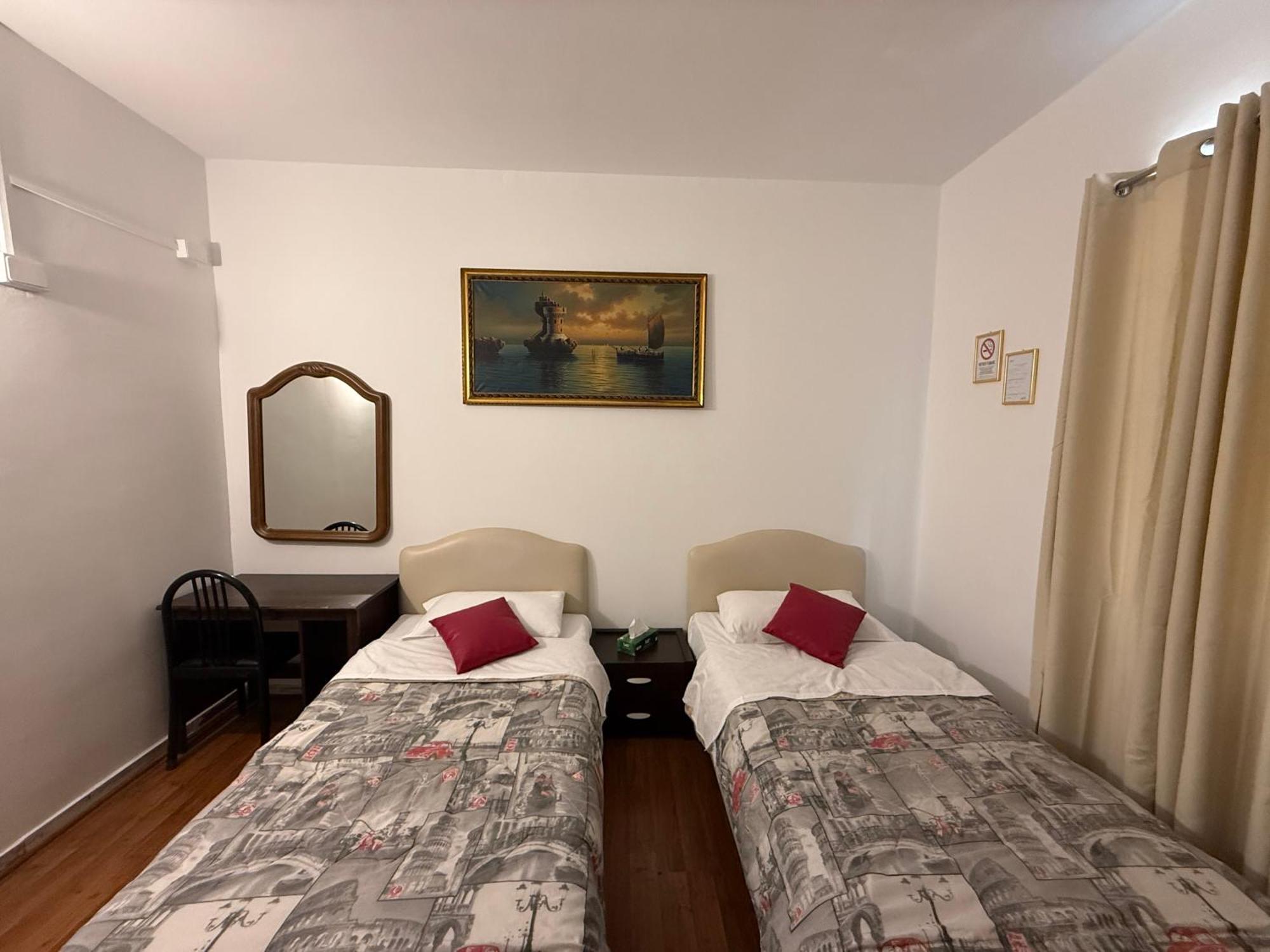 Two Ducks Hostel Рим Екстериор снимка